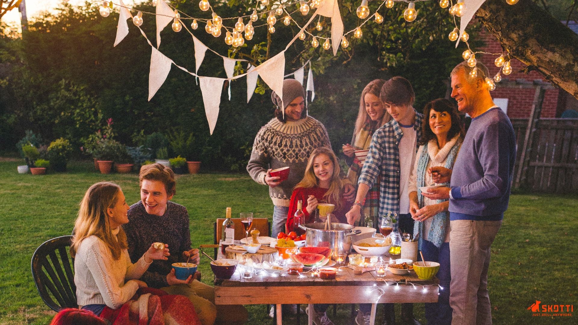 Urlaub zuhause mit den Freunden bei einer Grillparty im Garten verbringen